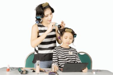 Güzel bir kadın ve kızı silindirler üzerinde studio kullanarak