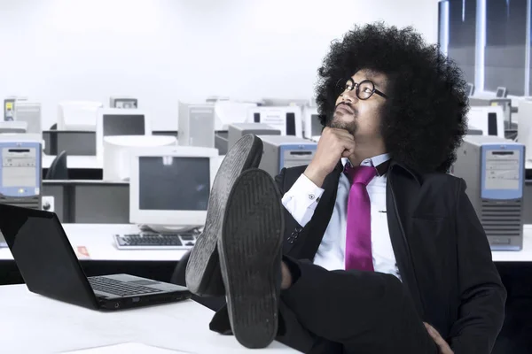 Afrikanischer Geschäftsmann träumt im Büro — Stockfoto