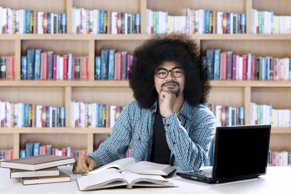 Африканский студент учится в библиотеке — стоковое фото