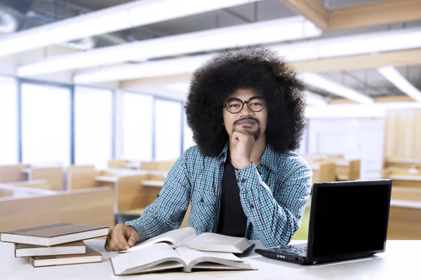 Étudiant africain avec ordinateur portable et livres — Photo