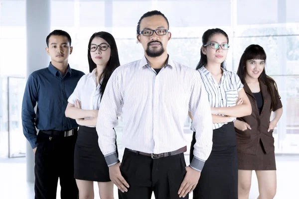 Afro hombre de negocios y su equipo en el lobby —  Fotos de Stock