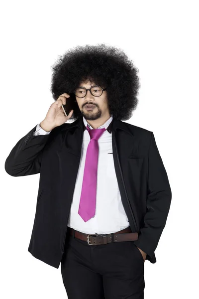 Afro hombre de negocios hablando con teléfono móvil — Foto de Stock