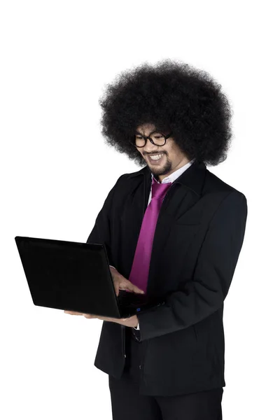 Afro hombre de negocios usando un portátil en el estudio — Foto de Stock