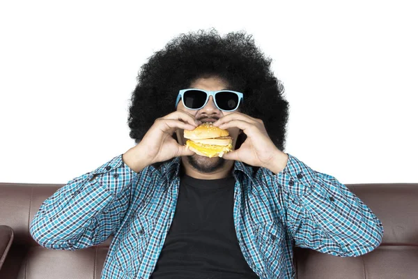 Афро-человек ест вкусный гамбургер — стоковое фото