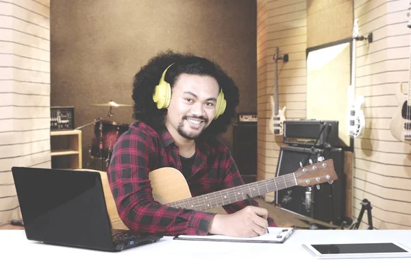 Afro adam yeni bir şarkı yazma