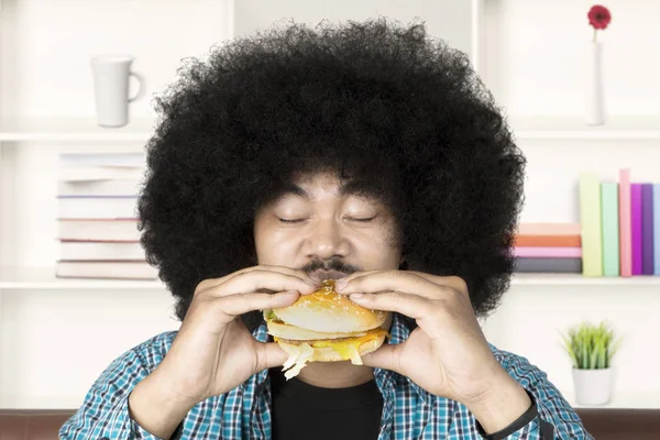 Afro osoba požívající burger — Stock fotografie