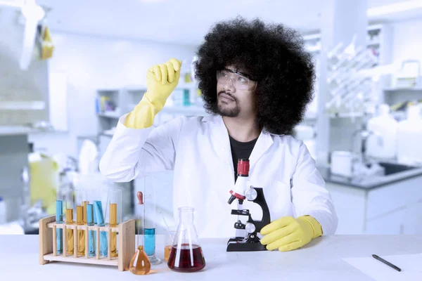 Afro bilim adamı mikroskop slayt tutar