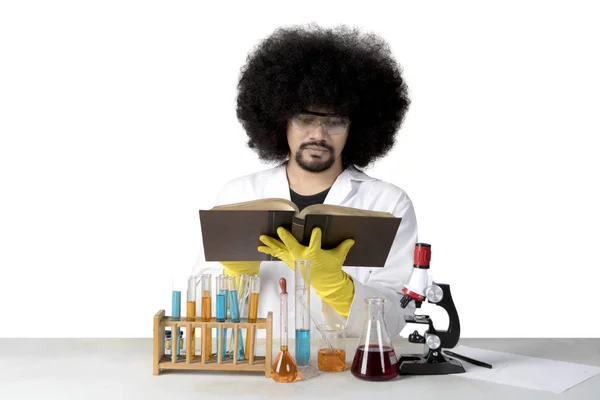 Afro vetenskapsman en bok på studio — Stockfoto