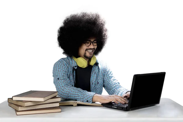 Afro estudiante está escribiendo en el ordenador portátil —  Fotos de Stock