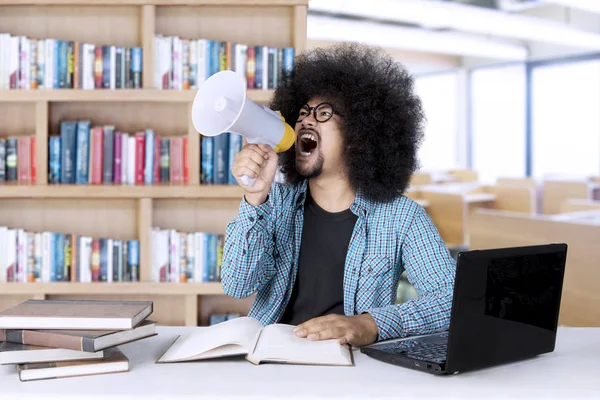 Estudante afro parece zangado na sala de aula — Fotografia de Stock