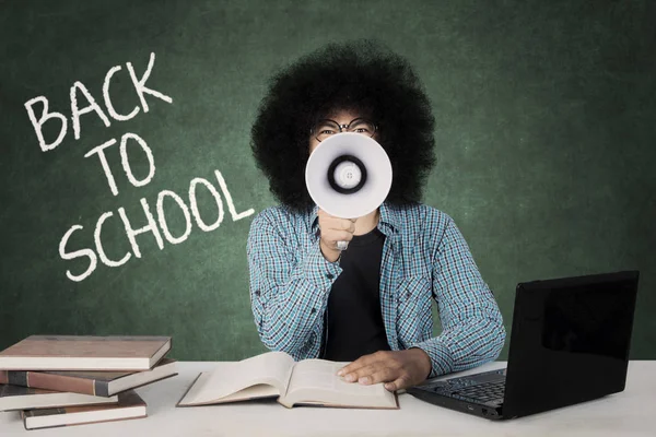 Estudante afro gritando usando um megafone — Fotografia de Stock