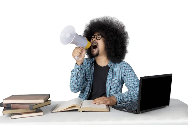 Estudante afro gritando com um megafone — Fotografia de Stock