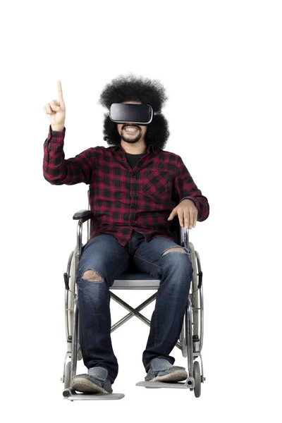 Afro estudiante usando gafas de realidad virtual —  Fotos de Stock