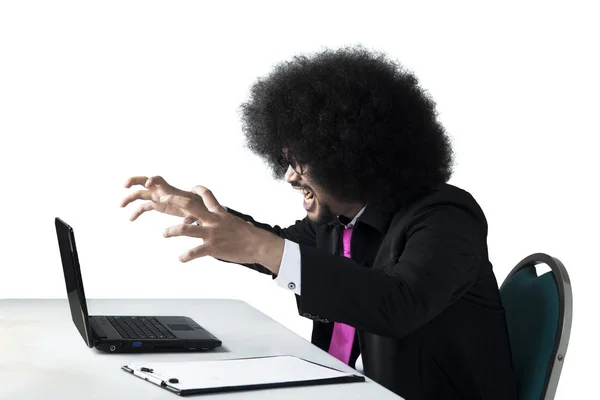Злой африканский бизнесмен с ноутбуком — стоковое фото