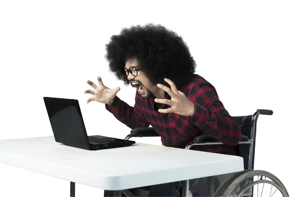 Angry man shouting at his laptop — Stock Photo, Image