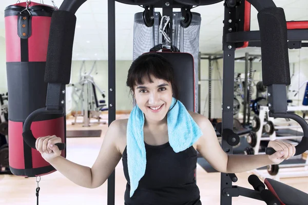 Arabian girl exercising with weight machine — Stock Photo, Image