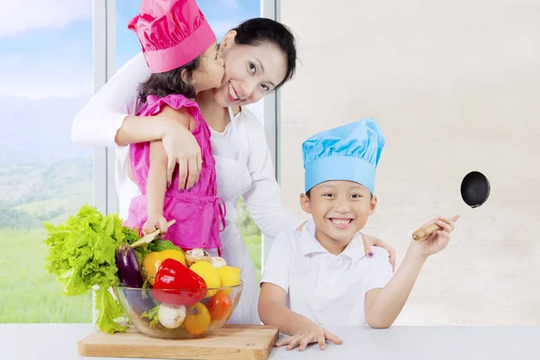 Asiatiska barn och mamma redo att laga — Stockfoto