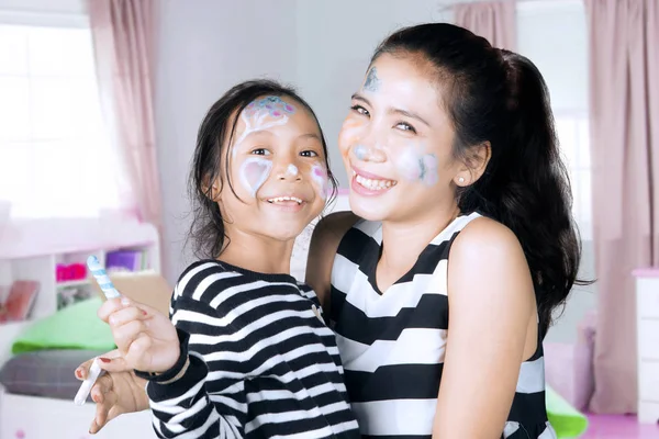 Asiática mãe e filha com rosto pintado — Fotografia de Stock