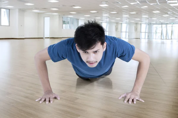 Asian person doing push up — Stock Photo, Image
