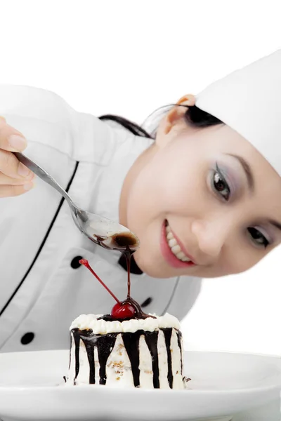 Belo chef decorando um bolo doce — Fotografia de Stock