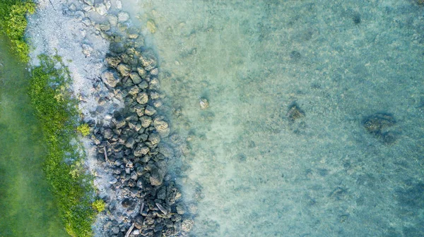 Mooie kustlijn met het heldere zeewater — Stockfoto