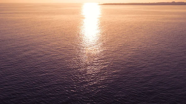 Восход солнца со спокойной морской волной — стоковое фото