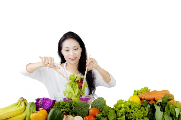 Hermosa mujer haciendo una ensalada saludable — Foto de Stock