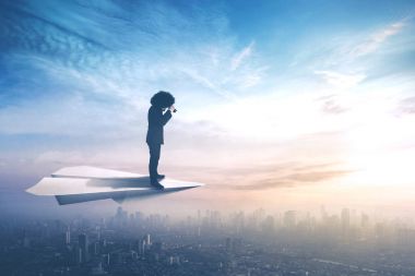 Kağıt Uçak üzerinde dürbün ile işadamı