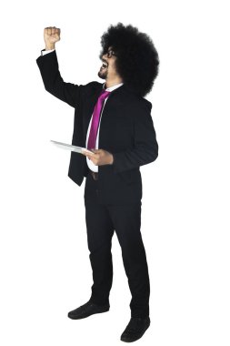 Dijital tablet holding neşeli Afro işadamı