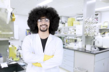 Kendine güvenen erkek bilim adamı