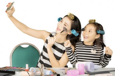 Sevimli kız ve annesi studio fotoğraf çekmek