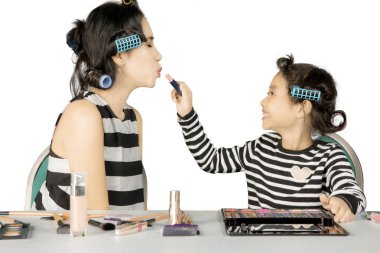 Sevimli kız annesine bir ruj uygulama