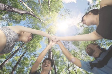 Yüksek beş el ile farklı kişi