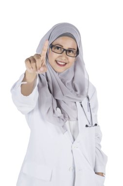 Kadın doktor studio bir şeye dokunuyor