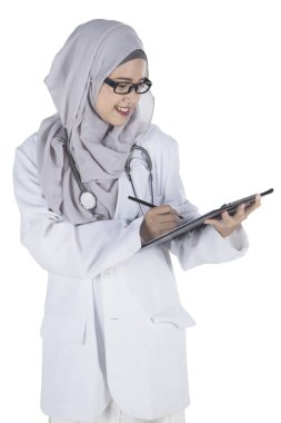 Panoya yazı yazan kadın doktor.