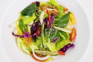 bir tabak taze sebze salatası