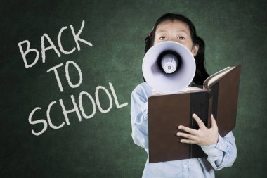 Küçük öğrenci sınıfta megafon konuşma