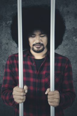 Erkek suçlu yakalandı ve hapse