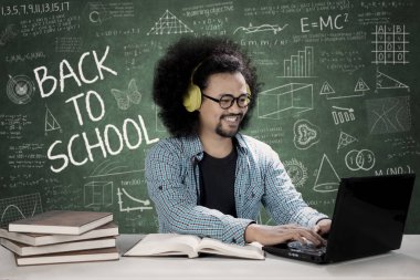 Erkek öğrenci işitme müzik kulaklık