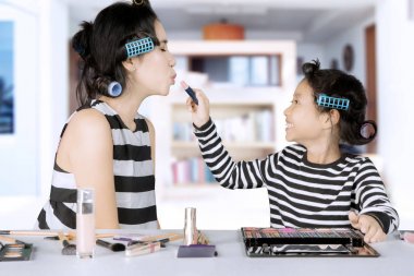 Anne ve kızı evde ruj