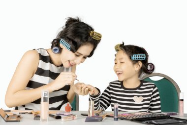 Anne kızı için tırnak cilası uygulayarak