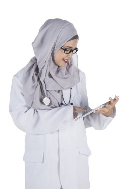 Müslüman doktor dijital tablet dokunuyor