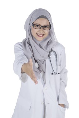 Bir el sıkışma studio üzerinde sunan Müslüman doktor