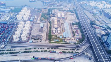 Tanjung Priok limanında petrol rafinerisi