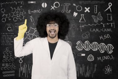 Bilim adamı onun fikri hakkında heyecanlı