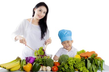 Sağlıklı bir salata yapma anne ve oğlu