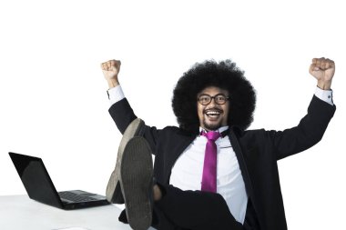 Başarılı Afro işadamı eller yükseltir