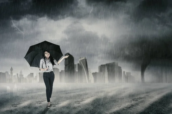 Zakenvrouw met paraplu in de regen wandelen — Stockfoto