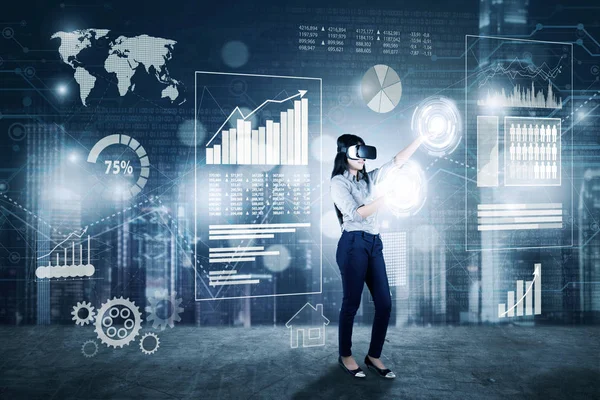 Empresária trabalha com óculos VR — Fotografia de Stock