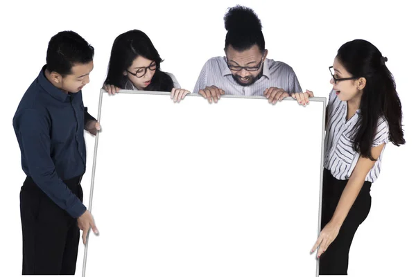 Glada business-team tittar på en skylt — Stockfoto